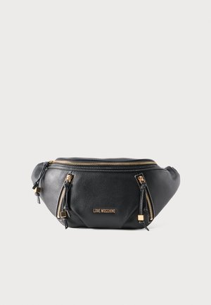 Marsupio Love Moschino in pelle nera con cerniere e logo dorati, dotato di tre scomparti con zip su uno sfondo semplice.