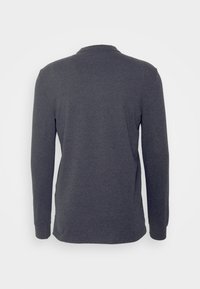Maglietta a maniche lunghe di colore grigio scuro realizzata in tessuto morbido. Presenta un collo a giro e maniche aderenti, con una consistenza liscia e uniforme in tutta la superficie.