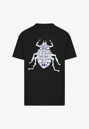 Schwarzes Baumwoll-T-Shirt mit einem großen Grafik eines Käfers in Weiß und blauer Schrift mit humorvollen Sprüchen über das Essen.