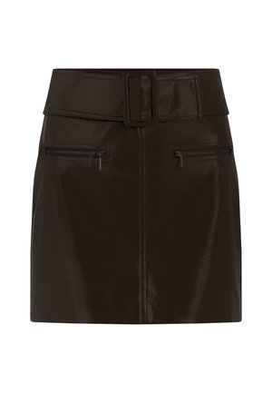 Mini jupe en cuir synthétique marron avec une large taille, une boucle carrée et deux poches zippées sur les côtés. Texture lisse et brillante.