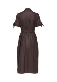 Robe midi brun foncé avec manches courtes nouées aux poignets, taille cintrée avec ceinture et jupe froncée, vue de dos sur fond blanc.