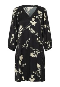 Robe florale noire avec un col en V, des manches trois-quarts et une silhouette ample, agrémentée de motifs de fleurs blanches sur le tissu.