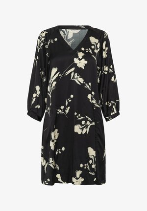 Melna ziedu kleita ar V veida izgriezumu, trījām ceturtdaļām garām piedurknēm un brīvu siluetu, izrotāta ar baltu ziedu rakstu uz auduma.