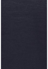 Mörk marinblått tyg med en slät, lätt strukturerad yta; enhetlig färg med subtil lyster och inga märkbara m önster eller detaljer.