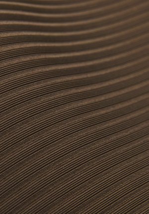 Tkanina z izrazitim vzorcem s horizontalnimi temno rjavimi črtami; gladka površina z nežnim sijajem in finimi detajli. Idealna za oblazinjenje ali modne izdelke.