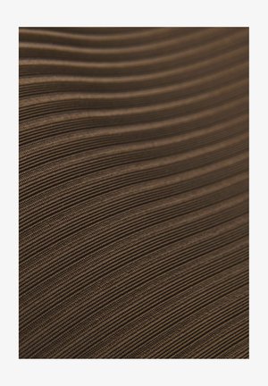 Tkanina z izrazitim vzorcem s horizontalnimi temno rjavimi črtami; gladka površina z nežnim sijajem in finimi detajli. Idealna za oblazinjenje ali modne izdelke.