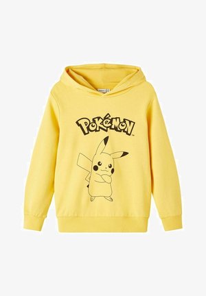 Sudadera con capucha amarilla que presenta una ilustración de Pikachu en negro y el texto "Pokémon". El material parece suave, con puños y dobladillo acanalados.