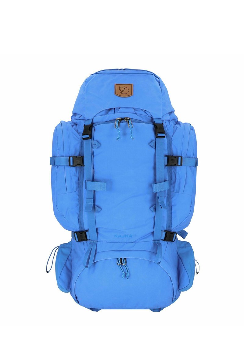 Sac à dos de randonnée bleu avec des sangles réglables, un rabat supérieur et des poches latérales. Fabriqué en tissu résistant, avec un patch logo en cuir et une fermeture à cordon.