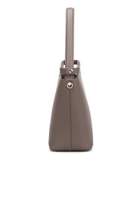 Sac fourre-tout en simili cuir gris avec une forme structurée, une longue poignée unique et une sangle latérale avec un accent métallique. Texture lisse.