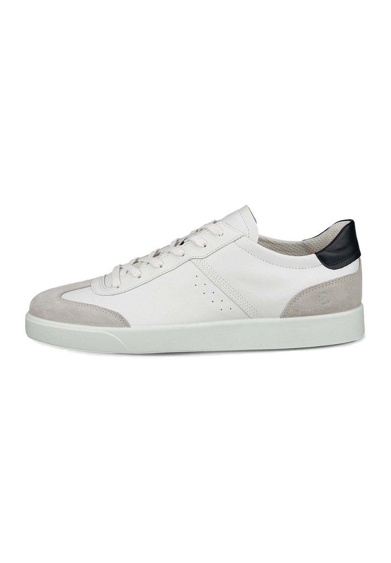 Valkoiset nahkakengät, joissa on harmaa mokkanahkakengän kärki ja kantapää. Sivussa on reikäkoristeita ja tasainen kumipohja.