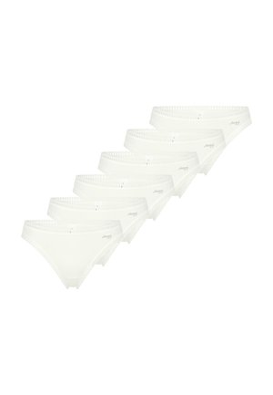Zes witte katoenen bikini-onderbroeken met scalloped randen en 'Sloggi'-branding, in een diagonale rij gerangschikt op een witte achtergrond.