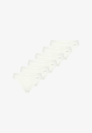 Sześć białych bawełnianych fig bieliźnianych z falbaniastymi brzegami i logo "Sloggi" ułożonych w skośny rzęd na białym tle.