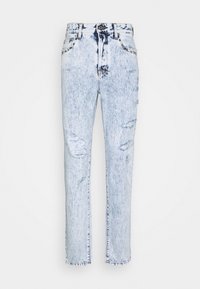 Vaqueros de mezclilla azul claro con acabado lavado desgastado, que presentan parches desgastados en las rodillas, diseño de pierna recta y estilo clásico de cinco bolsillos.