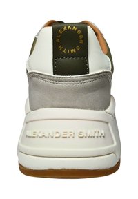 Weiße und graue Sneaker mit Wildlederelementen und einer braunen Sohle. Merkmale sind das geprägte "ALEXANDER SMITH"-Logo an der Ferse und ein kontrastierendes grünes Label.