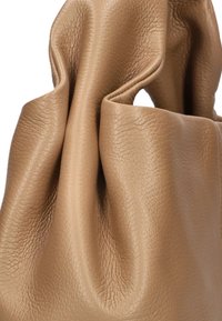 Tan leren tas met een gekreukt textuur, met een zachte, verzamelde ontwerp en gladde oppervlakaccenten. Geen zichtbare hardwaredetails.