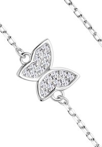 Srebrny naszyjnik z wisiorkiem w kształcie motyla, ozdobiony skupiskiem przezroczystych cyrkonii, z delikatnym łańcuszkiem i zaokrąglonymi ogniwami.