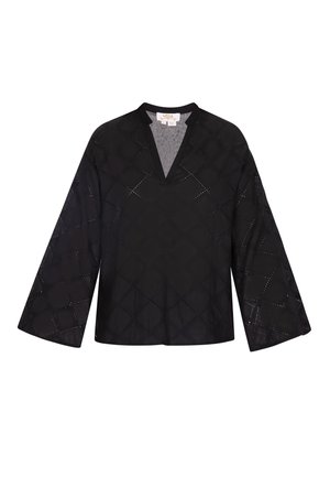 Musta paita v-pääntie ja pitkät, leveät hihat. Sisältää timanttimallisia rei'itettyjä kuvioita koko kankaassa. Kevyt, teksturoitu kangas.