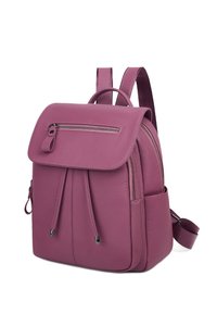 Sac à dos en cuir mauve avec une fermeture rabat, des bretelles ajustables, une poche zippée à l'avant et un détail à cordon. Présente une surface lisse et texturée.