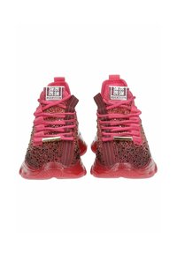 Rote Sneaker mit einem strukturierten Mesh-Obermaterial, das mit feinen Mustern versehen ist, ergänzt durch pinke Schnürsenkel und Akzente. Gummisohle für Traktion.