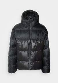 Sort puffjakke med høj krave og hætte. Har en skinnende overflade og horisontalt quiltet design med en central lynlås.
