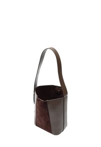 Skórzana i zamszowa torebka o zaokrąglonym kształcie, z gładką brązową skórzaną powierzchnią i ciemnobrązowym panelem z zamszu. Regulowany pasek na ramię.