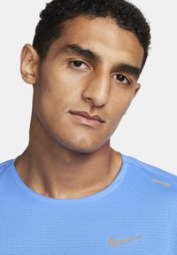 Nike Performance RISE - Camiseta deportiva - university blue
