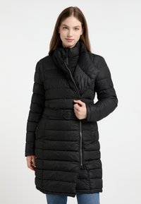 Zwart pufferjack met een ceintuur in de taille, ritssluiting en brede kraag. Heeft een gebreid ontwerp en een gladde textuur.