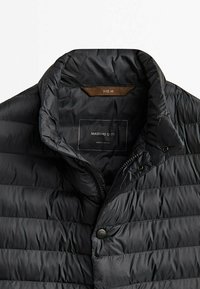 Veste matelassée noire avec col montant, fermeture éclair devant et boutons-pression, taille medium étiquetée Massimo Dutti, fabriquée au Vietnam.