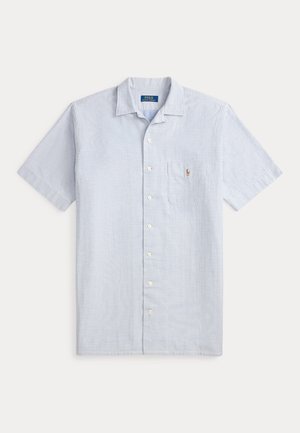 Svetlomodrá a biela tenko pruhovaná košeľa s krátkym rukávom, zapínaná na gombíky, s náprsným vreckom a malým vyšívaným logom na vrecku.