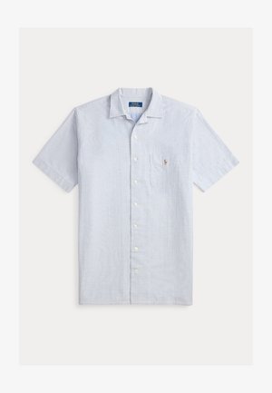 Svetlomodra in bela majica s kratkimi rokavi, tanke črte, s prsnim žepom in majhnim vezenim logotipom na žepu.