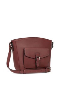 Borsa a secchiello rossa in pelle con una superficie liscia, forma arrotondata e tracolla removibile. Presenta una tasca frontale con pattina e una fibbia in argento.