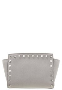 Borsa a tracolla in pelle grigia con una forma strutturata. Accentuata da borchie metalliche quadrate lungo il bordo superiore. Texture liscia, design minimalista.