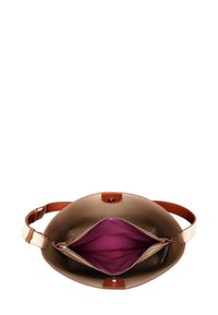 Braune Lederhandtasche mit runder Form, ausgestattet mit einem braunen Riemen und einem lila Innenfutter mit Reißverschluss, das ein feines Muster aufweist.