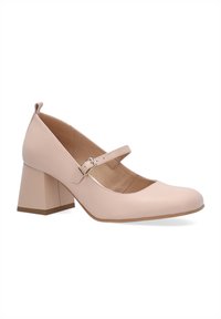 Růžová bota ve stylu Mary Jane se čtveratým podpatkem, s přezkou přes nárt a hladkým svrškem připomínajícím kůži.