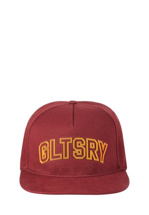 Bordeauxfarbene Kappe aus Stoff mit flachem Schirm, die auf der Vorderseite mit auffälligem gelbem "GLTSRY"-Schriftzug verziert ist. Glatte Textur und strukturiertes Design.