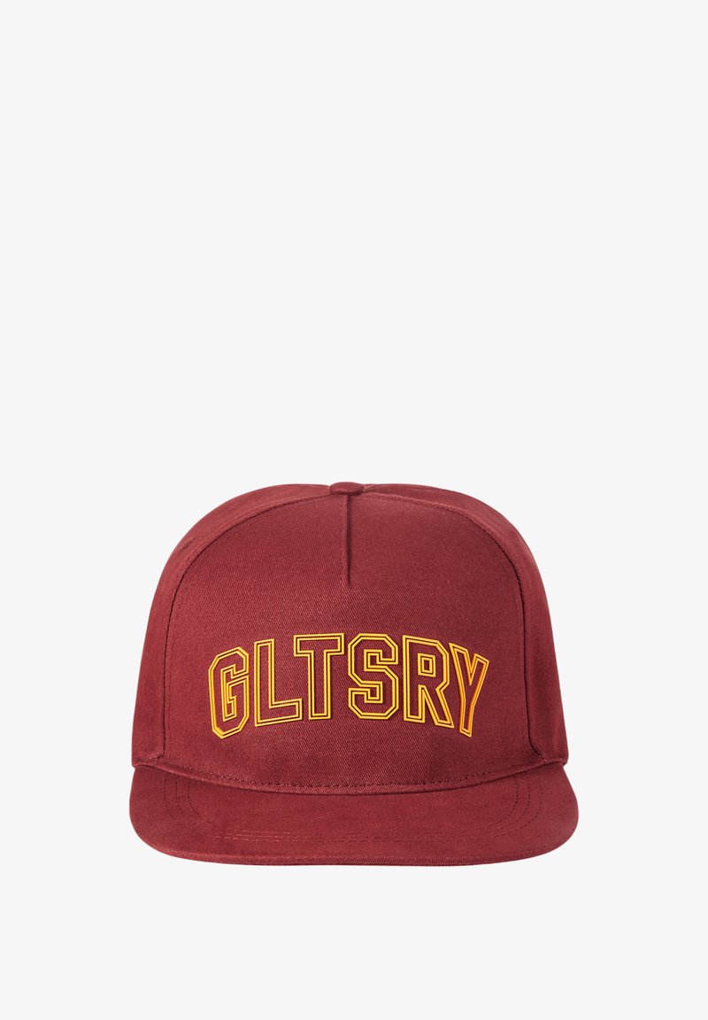 Bordeauxfarbene Kappe aus Stoff mit flachem Schirm, die auf der Vorderseite mit auffälligem gelbem "GLTSRY"-Schriftzug verziert ist. Glatte Textur und strukturiertes Design.