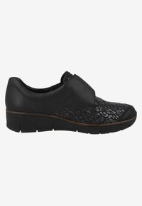 Chaussure en cuir noir avec une tige texturée noire à motifs, un capuchon de chaussure lisse, une semelle à petit wedge et une sangle élastiquée pour un ajustement sécurisé.