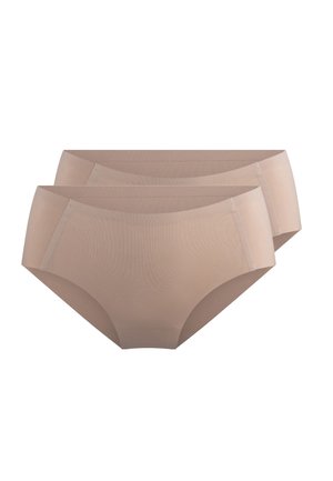Zwei Paar Damenunterwäsche in Hautfarbe, gefertigt aus einem glatten, dehnbaren Stoff. Sie zeichnen sich durch ein einfaches, nahtloses Design ohne sichtbare Muster aus.