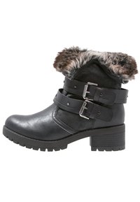 Černé kožené kotníkové boty z umělé kůže s robustním podpatkem, vybavené dvěma nastavitelnými pásky a límcem podšitým kožešinou. Viditelné dekorativní švy.
