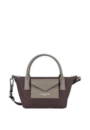 Petit sac à main marron foncé et gris avec deux poignées, une poche à rabat avant et une bandoulière réglable par Lancaster Paris.