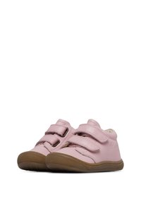 Růžové kožené boty se dvěma suchými zipy, zaoblenou špičkou a texturovanou hnědou gumovou podrážkou. Vlastnosti zahrnují šité detaily na svršku.