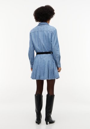 Tommy Jeans, CHAMBRAY PLEATED MINI SHIRT DRESS - Риза-рокля - denim light