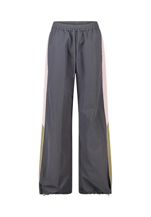 Donkergrijze wijde trainingsbroek met roze en olijfgroene zijstrepen, elastische taille met trekkoord en verstelbare zomen op een witte achtergrond.