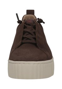 Braune Wildledersneaker mit einer erhöhten weißen Plattformsohle, runder Zehenform und Schnürdesign, das mit zwei Zuglaschen für ein einfaches Anziehen ausgestattet ist.
