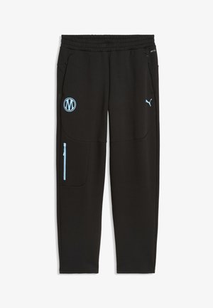 Czarne spodnie sportowe z elastycznym pasem, jasnoniebieskie logo Puma na prawej udzie oraz jasnoniebieska kieszeń na zamek na lewej nodze.