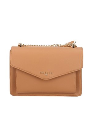 Borsa a tracolla in pelle color cuoio con patta frontale, tracolla a catena oro e piccolo logo dorato "GAELLE PARIS" sulla tasca anteriore.