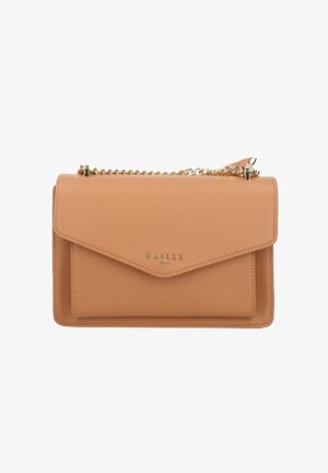 Borsa a tracolla in pelle color cuoio con patta frontale, tracolla a catena oro e piccolo logo dorato "GAELLE PARIS" sulla tasca anteriore.