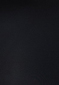 Non selezionato, noir