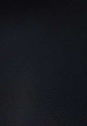 Tejido negro con textura suave, color uniforme y sin patrones visibles ni elementos metálicos. La superficie parece blanda y sin adornos.