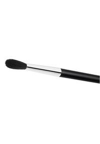 Pinceau à maquillage noir avec un embout effilé et des poils doux, doté d'un élégant fût en métal argenté et d'un long manche noir.